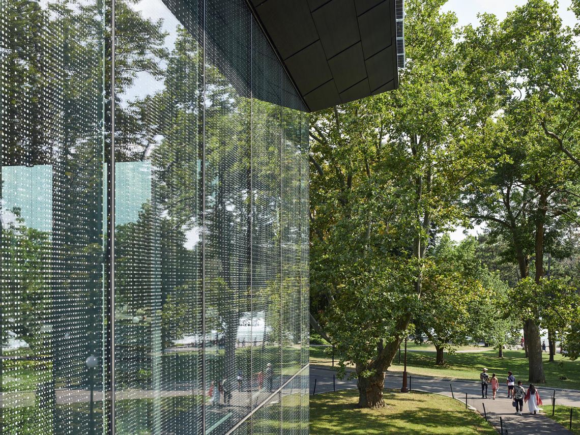 Like a giant sheet of water, the building’s expansive glass facade maximizes visual connections to the falls and symbolizes an abstraction of the falls’ movement with a bird-friendly frit-pattern.